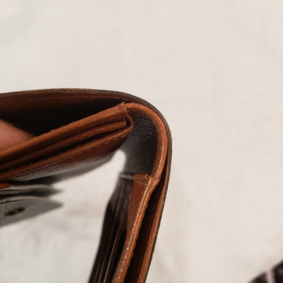 LV Medium International Wallet - Picture 8 of 12